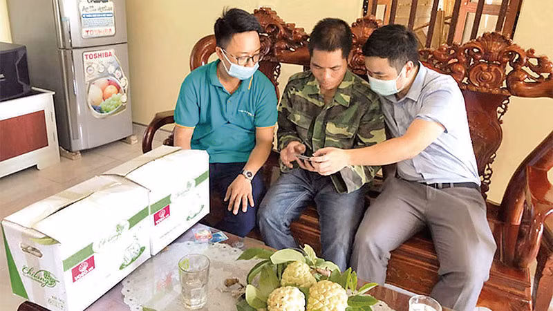 Nhân viên ViettelPost hướng dẫn người dân xã Chi Lăng cách vận hành cửa hàng số trên sàn thương mại điện tử voso.vn. (Ảnh: HOÀNG VƯƠNG)