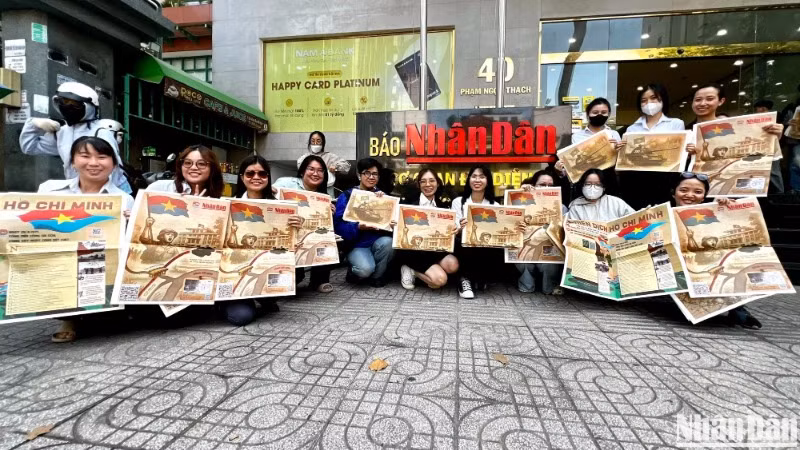 Phụ san đặc biệt báo Nhân Dân tặng đồng bào miền Nam