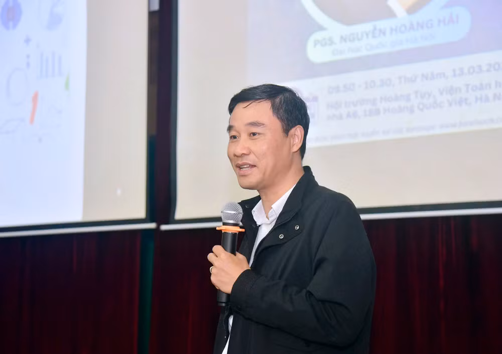 Phó Giáo sư, Tiến sĩ Nguyễn Hoàng Hải, Phó Giám đốc Đại học Quốc gia Hà Nội trình bày giảng "Vai trò của toán học trong sáng tạo và tiếp cận chân lý".
