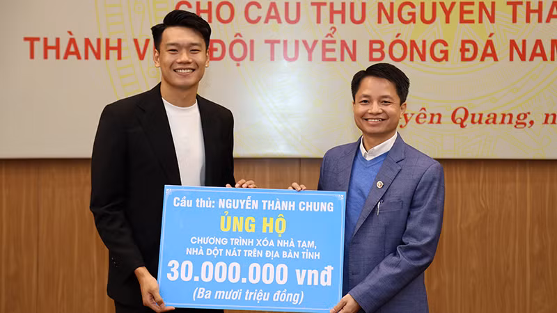 Cầu thủ Nguyễn Thành Chung trao biểu trưng ủng hộ Chương trình “Chung tay xóa nhà tạm, dột nát trên địa bàn tỉnh Tuyên Quang”.