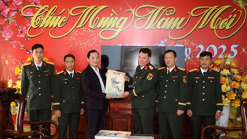Trưởng Văn phòng đại diện Báo Nhân Dân tại tỉnh Tuyên Quang trao báo Xuân Ất Tỵ tặng Trung đoàn 148.