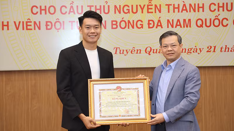 Đồng chí Nguyễn Văn Sơn, Chủ tịch UBND tỉnh Tuyên Quang tặng bằng khen cho cầu thủ Nguyễn Thành Chung.