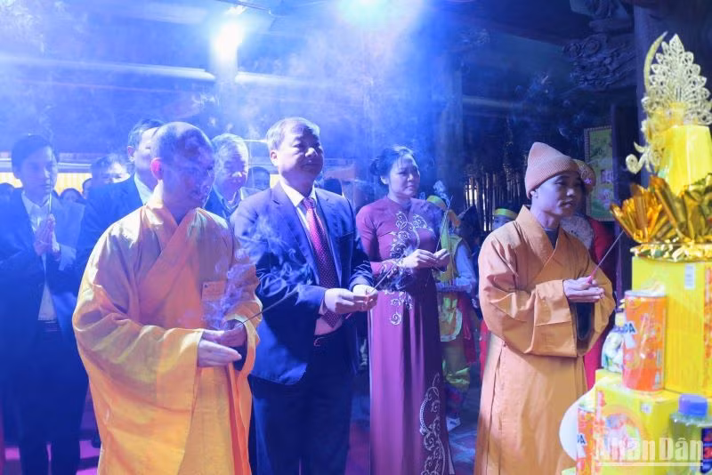 Các đại biểu cùng tăng ni, phật tử dâng hương lễ Phật Thánh.
