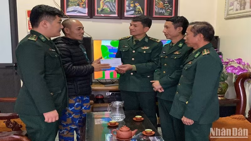 Cán bộ, chiến sĩ Đồn Biên phòng cửa khẩu cảng Diêm Điền hỗ trợ kinh phí cho chủ tàu bị cháy phương tiện đi biển trong đêm 14/2.