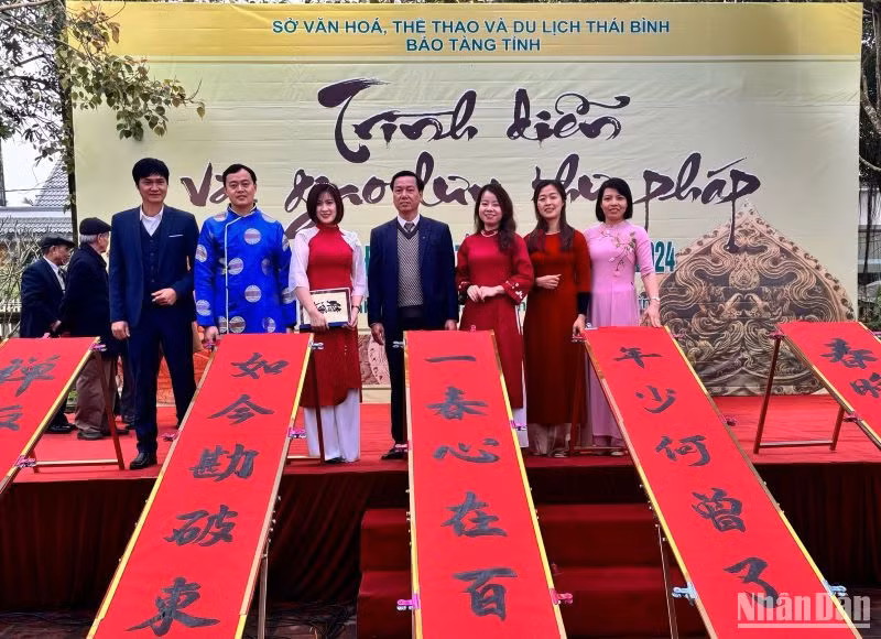 Trình diễn thư pháp trên trường quyển.