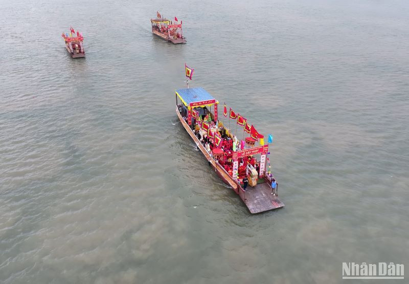 Hình ảnh 3 chiếc tàu xuất phát từ bến Nhật Tảo trên sông Hồng (thuộc xã Tiến Đức, huyện Hưng Hà, tỉnh Thái Bình) - nơi có Di tích Quốc gia đặc biệt Khu lăng mộ và đền thờ các vị vua triều Trần để ra ngã ba sông giữa 3 tỉnh Thái Bình, Hưng Yên và Hà Nam lấy nước.