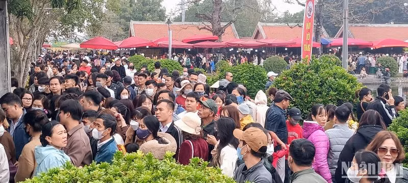 Dòng người ken đặc trong Khu di tích Quốc gia đặc biệt chùa Keo.