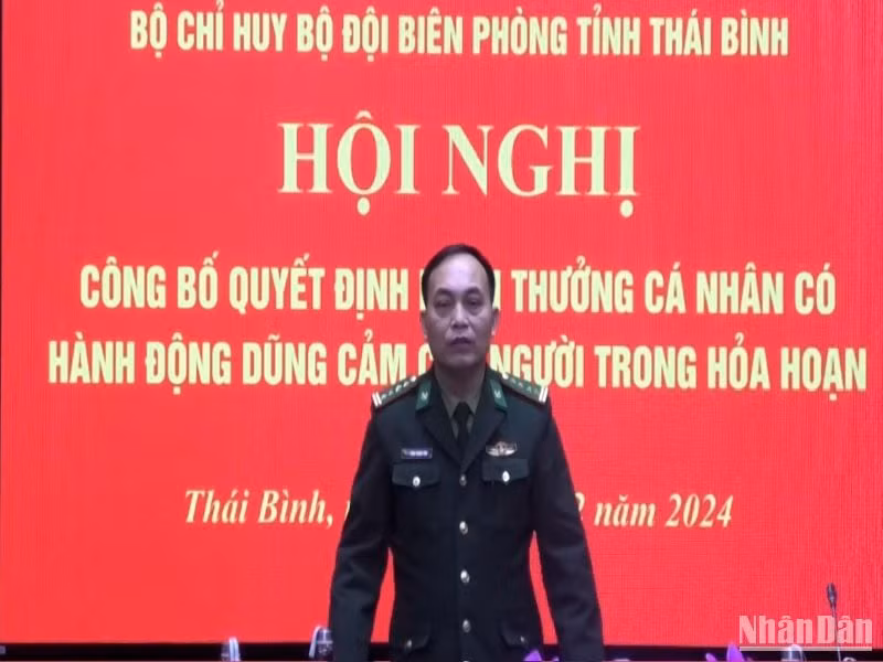 Chỉ huy trưởng Bộ đội Biên phòng tỉnh Thái Bình đánh giá cao hành động mưu trí, dũng cảm của các quân nhân trong vụ hỏa hoạn tại thành phố Thái Bình rạng sáng 2/2/2024.