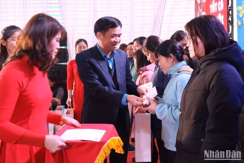 Chủ tịch Liên đoàn Lao động tỉnh Thái Bình Bùi Xuân Vinh trao quà Tết cho công nhân Công ty Trách nhiệm hữu hạn Công nghiệp Tactician, thuộc Khu công nghiệp Phúc Khánh (thành phố Thái Bình).