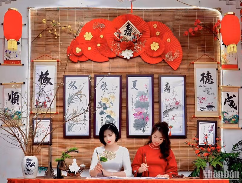 Những hội viên Thư pháp trẻ thuộc Bảo tàng tỉnh Thái Bình.