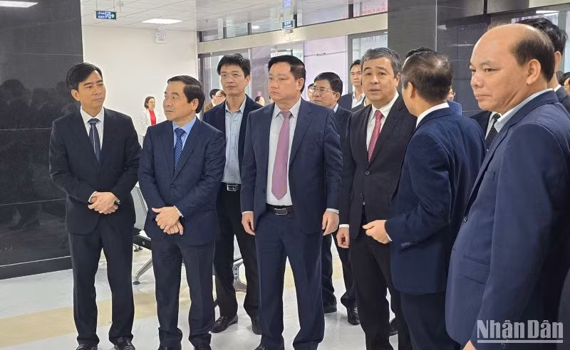 Các đại biểu tham quan bên trong tòa nhà CDC Thái Bình.