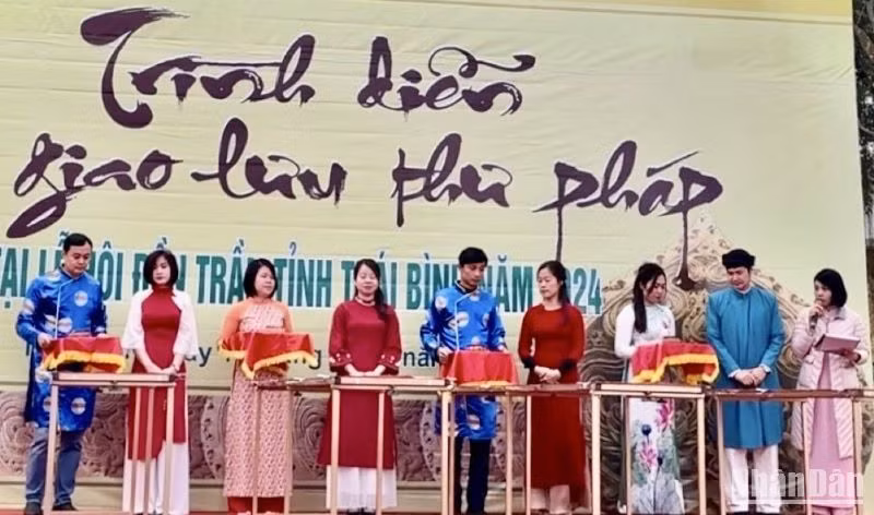 Biểu diễn thư pháp là một hoạt động văn hóa chính thức trong Lễ hội đền Trần Thái Bình năm 2024.