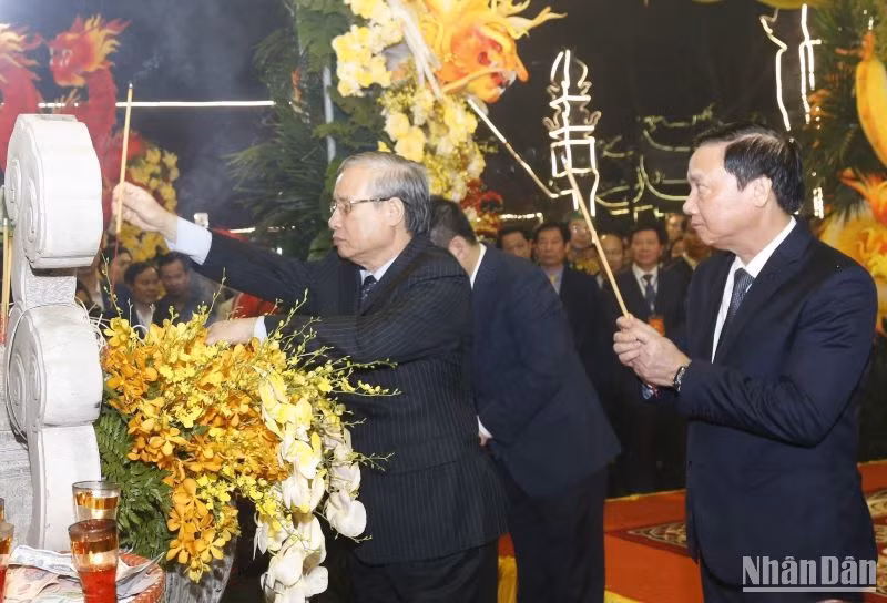 Các đồng chí lãnh đạo, nguyên lãnh đạo Đảng, Nhà nước dâng hương tại Di tích Quốc gia đặc biệt Khu lăng mộ và Đền thờ các vị vua triều Trần.