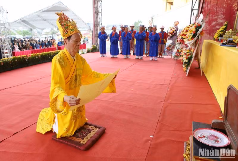 Anh hùng Lao động Trần Văn Sen, Chủ tịch Ban chấp hành Hội họ Trần Việt Nam đọc chúc văn.
