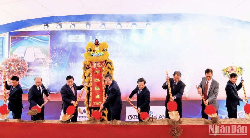 Các đại biểu thực hiện nghi thức động thổ xây dựng nhà máy.