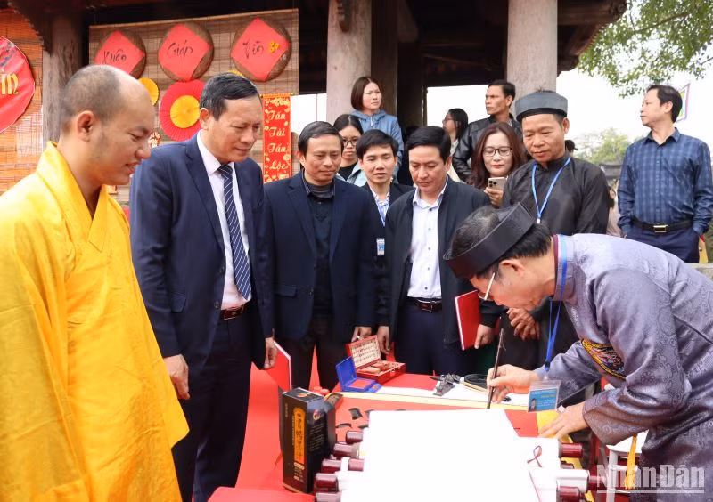 Xin chữ đầu năm tại Lễ hội chùa Keo Thái Bình ngày mùng 5 Tết.