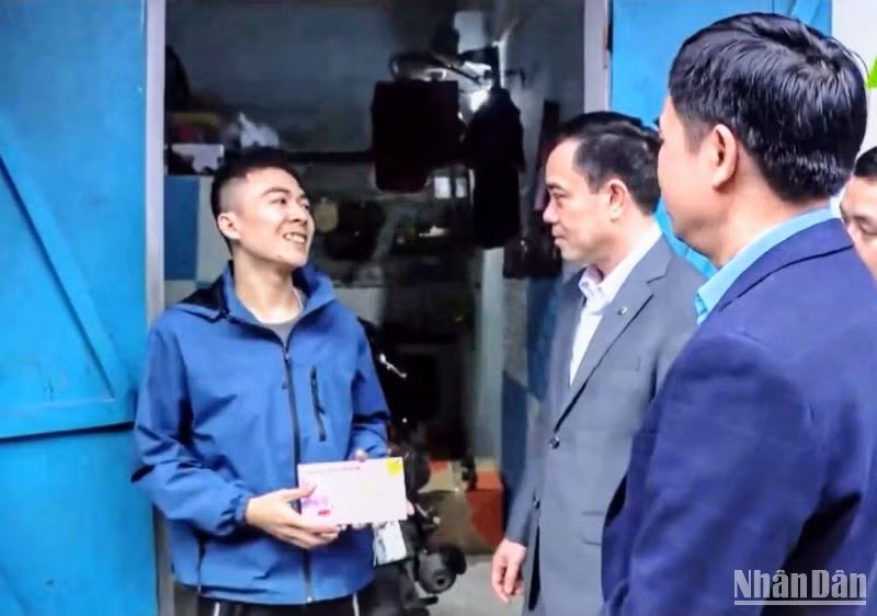 Người lao động rất vui trước sự quan tâm của Đoàn đại biểu Quốc hội tỉnh Thái Bình.