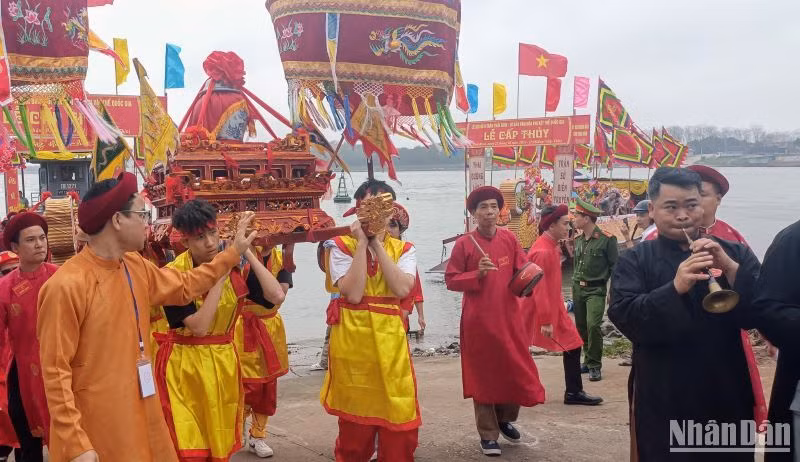 Lễ rước nước mở đầu cho hàng loạt những hoạt động văn hóa đặc sắc trong Lễ hội đền Trần.