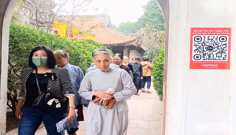 Các địa điểm trong khu di tích đều gắn mã QR để du khách truy cập tìm hiểu về Lễ hội đền Trần tỉnh Thái Bình.