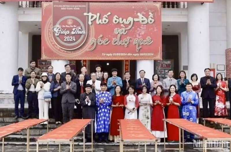 Các thành viên Câu lạc bộ Hán Nôm và Thư pháp trình diễn Thư pháp trên trường quyển.