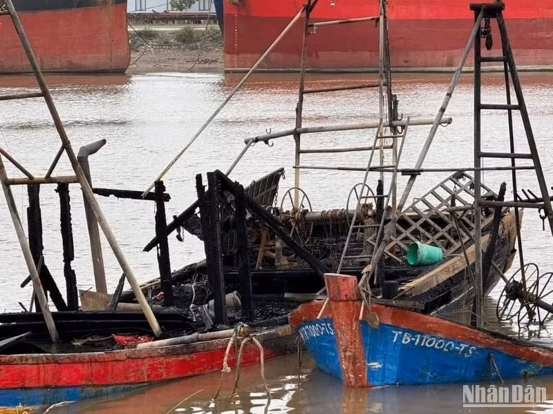 Hiện trường 2 chiếc tàu vỏ gỗ công suất lớn bị cháy.
