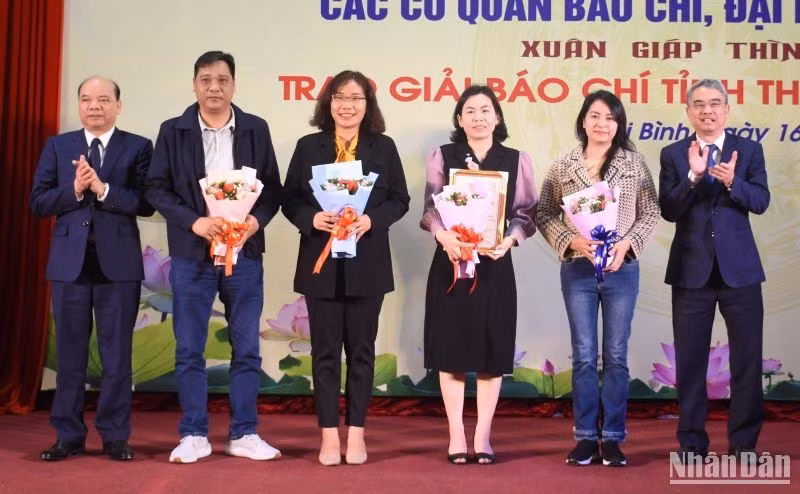 Các đồng chí lãnh đạo tỉnh Thái Bình trao giải Nhất cho nhóm tác giả đạt giải báo chí tỉnh Thái Bình.