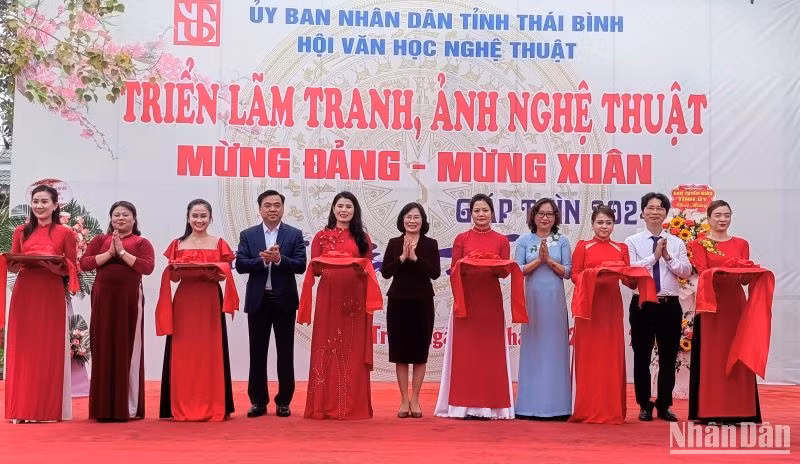 Các đại biểu thực hiện nghi thức cắt băng khai mạc triển lãm.