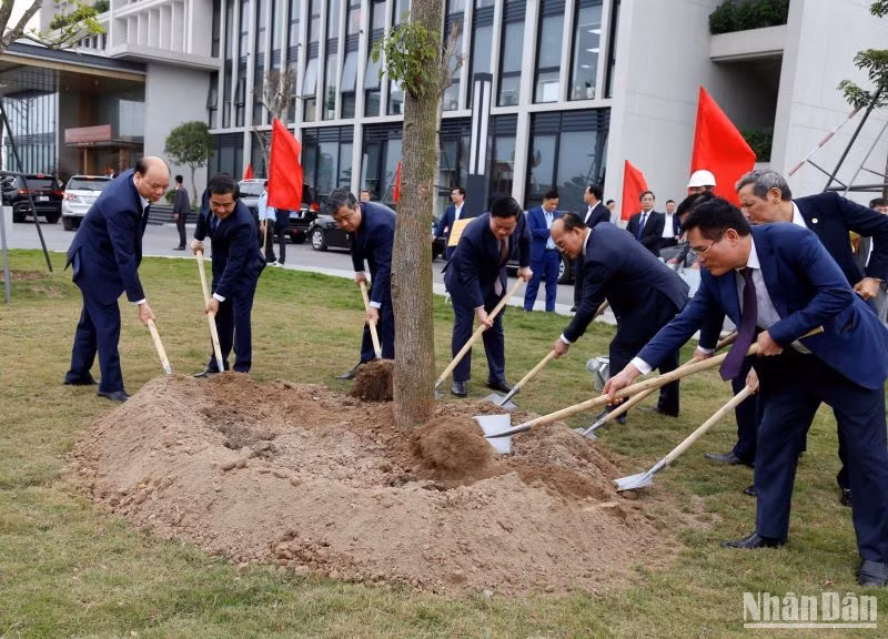 Các đại biểu trồng cây đầu năm tại Công ty cổ phần Green i-Park.