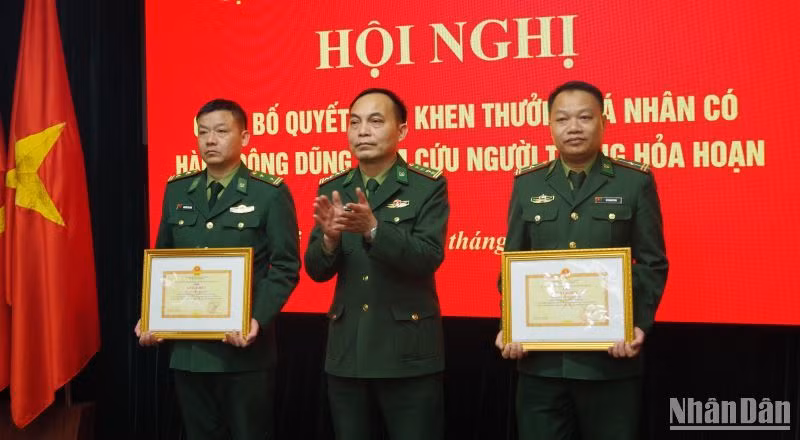 2 quân nhân biên phòng tỉnh Thái Bình được khen thưởng đột xuất.