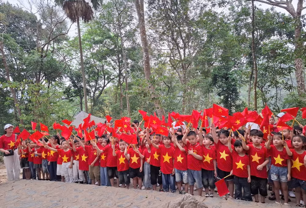 Du lịch về nguồn góp phần bồi đắp tình yêu quê hương đất nước cho thế hệ trẻ.