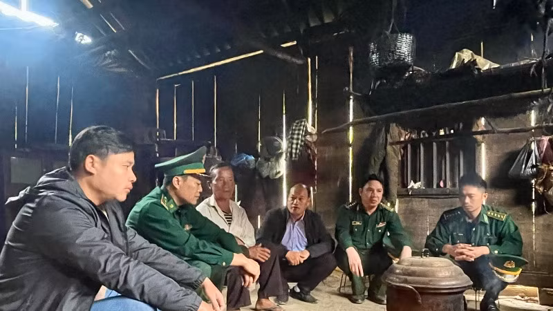 Bộ đội Biên phòng và người có uy tín tới tận nhà người dân để tuyên truyền. (Ảnh: TRANG NHUNG)