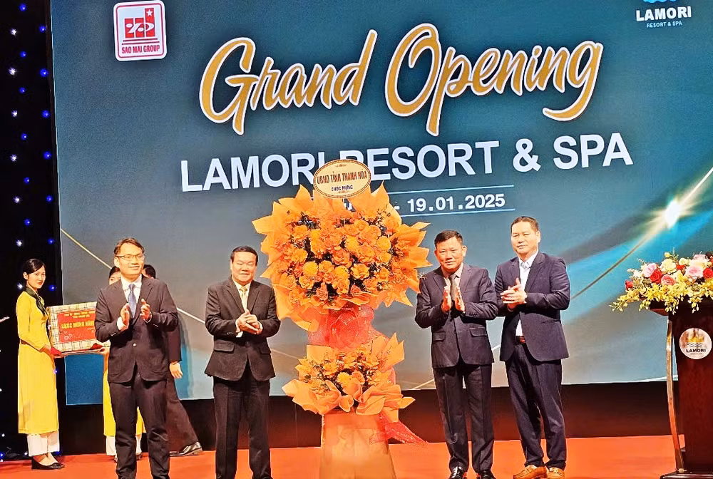 Tỉnh Thanh Hóa tặng hoa chúc mừng Tập đoàn Sao Mai.