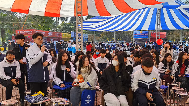 Học sinh hỏi về điều kiện tham dự tuyển sinh vào các trường quân đội.