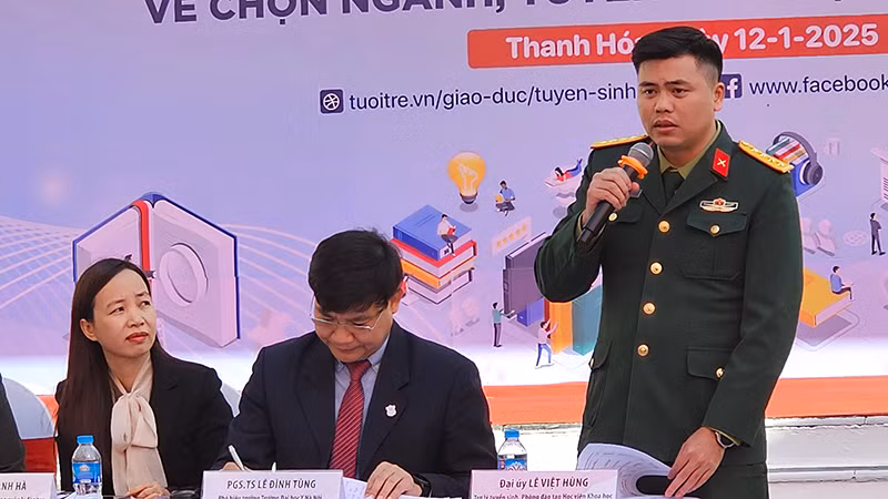 Đại diện đơn vị tuyển sinh trả lời nội dung học sinh quan tâm.