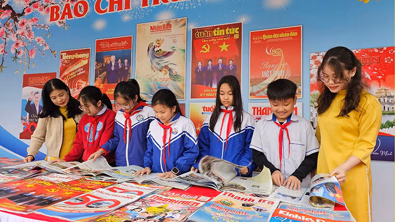 Bạn đọc với các ấn phẩm báo chí Trung ương.