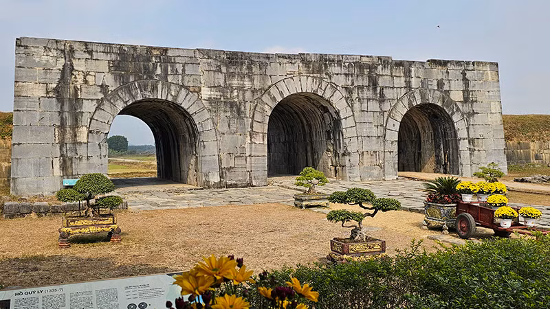 Cổng phía nam Thành nhà Hồ ở xã Vĩnh Tiến, huyện Vĩnh Lộc.