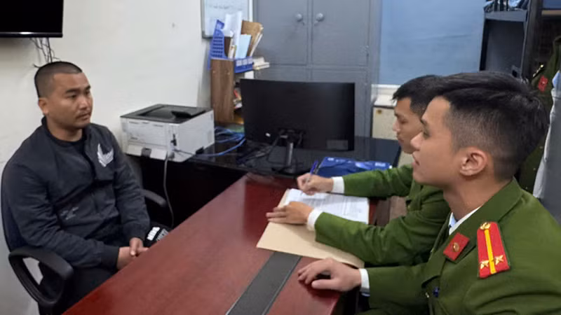 Công an xét hỏi đối tượng có hành vi cưỡng đoạt tài sản.