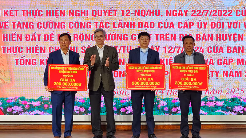 Huyện Triệu Sơn trao thưởng cho các đơn vị đoạt giải xây dựng tuyến đường kiểu mẫu.