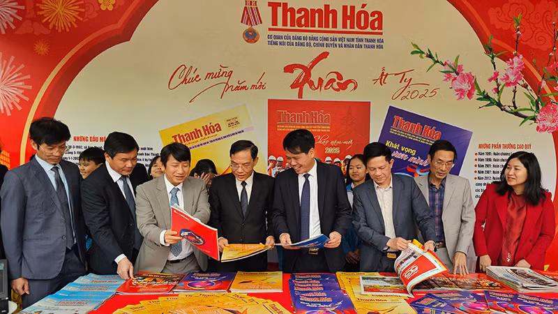 Các đại biểu tham quan, trao đổi về các ấn phẩm báo chí tỉnh Thanh Hóa.