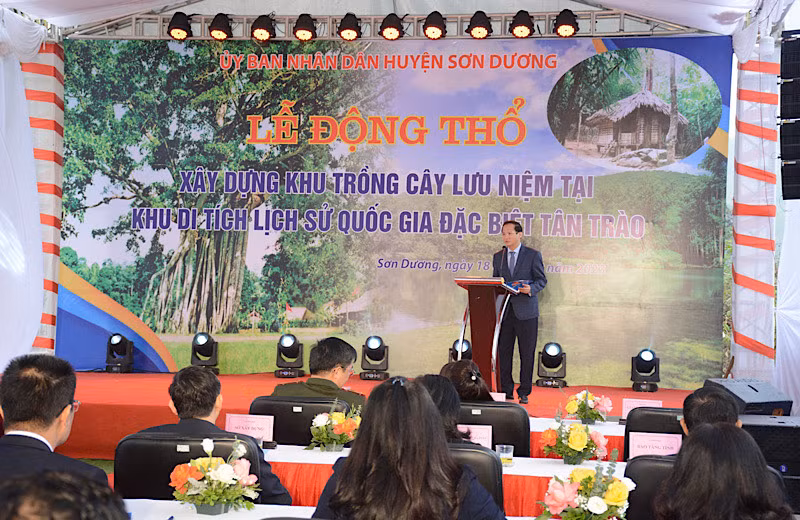 Chủ tịch Ủy ban nhân dân huyện Sơn Dương (Tuyên Quang) Giang Tuấn Anh báo cáo quá trình triển khai Dự án.