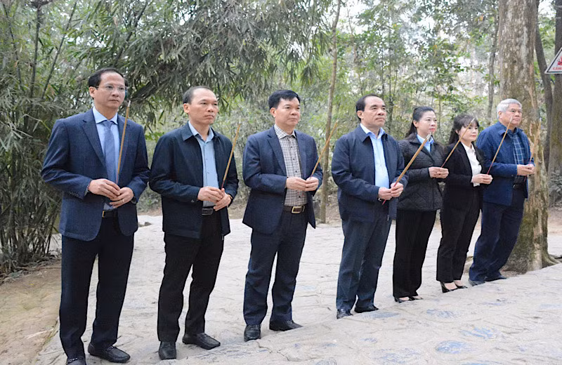 Trước đó, các đại biểu đã dâng hương tưởng nhớ Chủ tịch Hồ Chí Minh tại lán Nà Nưa.