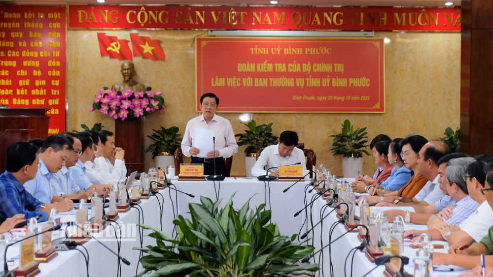 Đồng chí Phan Đình Trạc phát biểu tại buổi làm việc với Ban Thường vụ Tỉnh ủy Bình Phước.