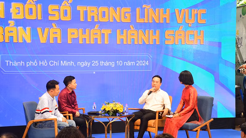 Các đại biểu chia sẻ với độc giả về "Chuyển đổi số trong lĩnh vực xuất bản và phát hành sách".