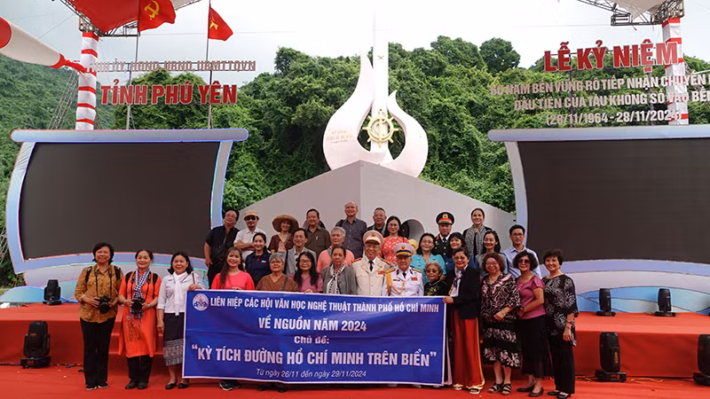 Đoàn văn nghệ sĩ Thành phố Hồ Chí Minh chụp ảnh với các đại biểu, Anh hùng lực lượng vũ trang nhân dân tại lễ Kỷ niệm 60 năm bến Vũng Rô tiếp nhận chuyến hàng đầu tiên của Tàu Không số vào bến.