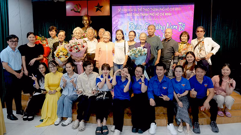 Các bạn trẻ chụp ảnh lưu niệm với các nhân chứng lịch sử tại buổi giao lưu.