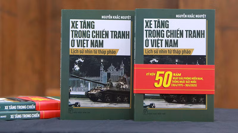 Bìa cuốn sách "Xe tăng trong chiến tranh ở Việt Nam-Lịch sử nhìn từ tháp pháo”.