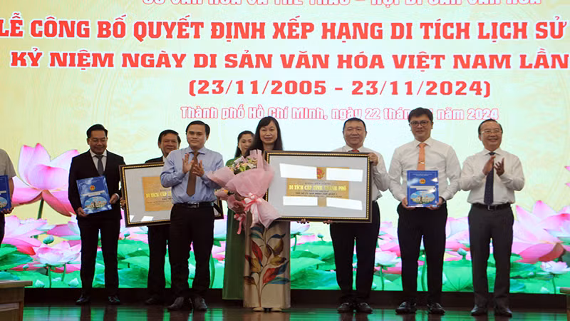 Các trường đại học, cao đẳng và thư viện tại Thành phố Hồ Chí Minh tiếp nhận sách do Tiến sĩ Võ Tá Hân, kiều bào Mỹ, tặng. (Ảnh LINH BẢO)