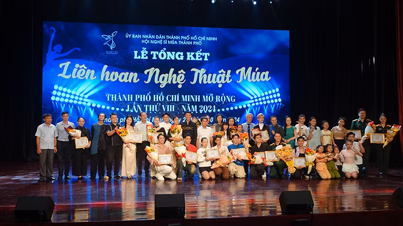 Các đại biểu, diễn viên đoạt giải chụp ảnh lưu niệm trong đêm tổng kết.