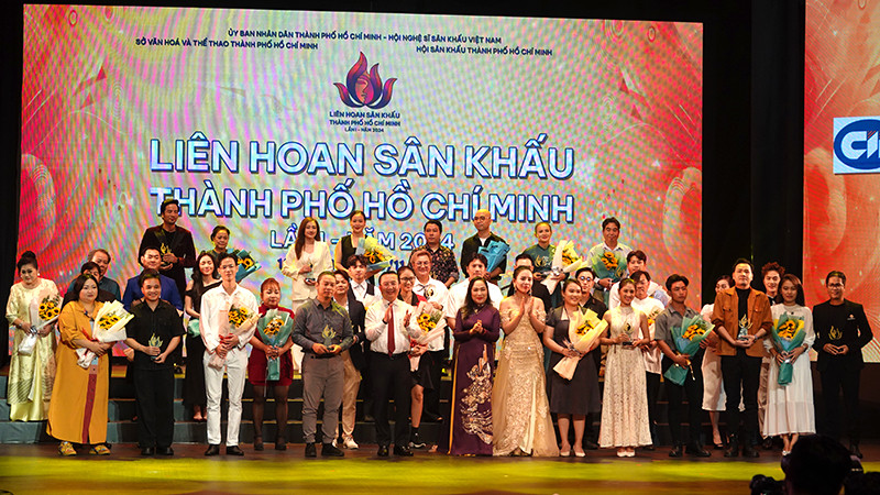 Trao kỷ niệm chương cho các đơn vị tham gia liên hoan.