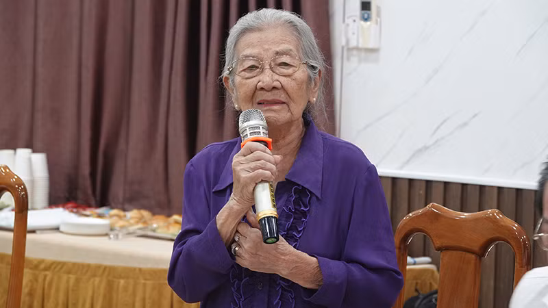 Nghệ sĩ Ưu tú Phi Điểu chia sẻ tại buổi tọa đàm, giao lưu.